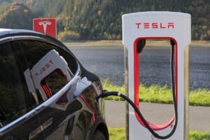 Tesla invierte en supercargadores