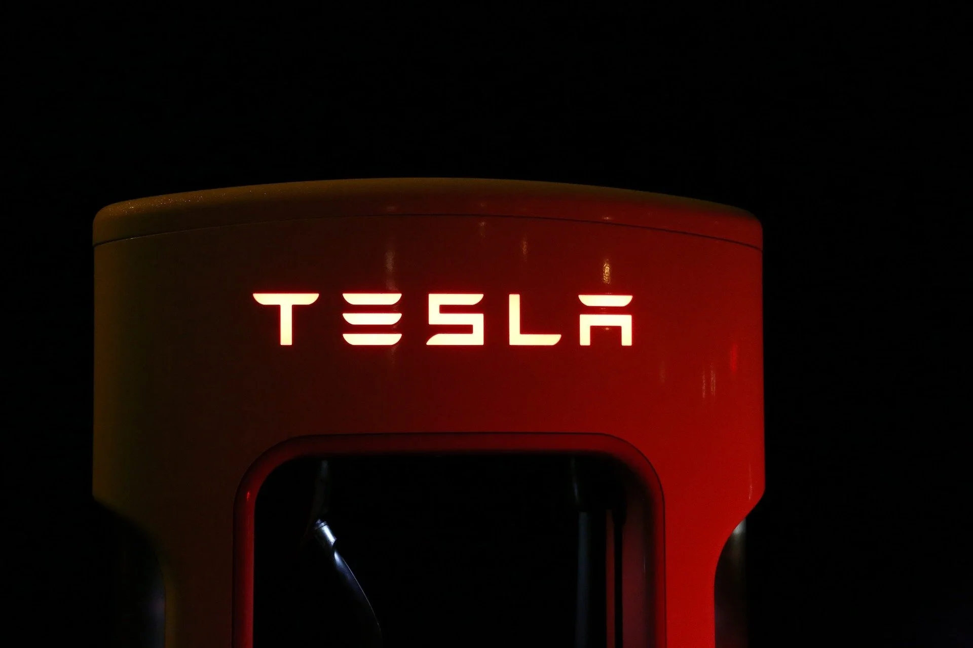 Tesla apuesta por coches con paneles solares