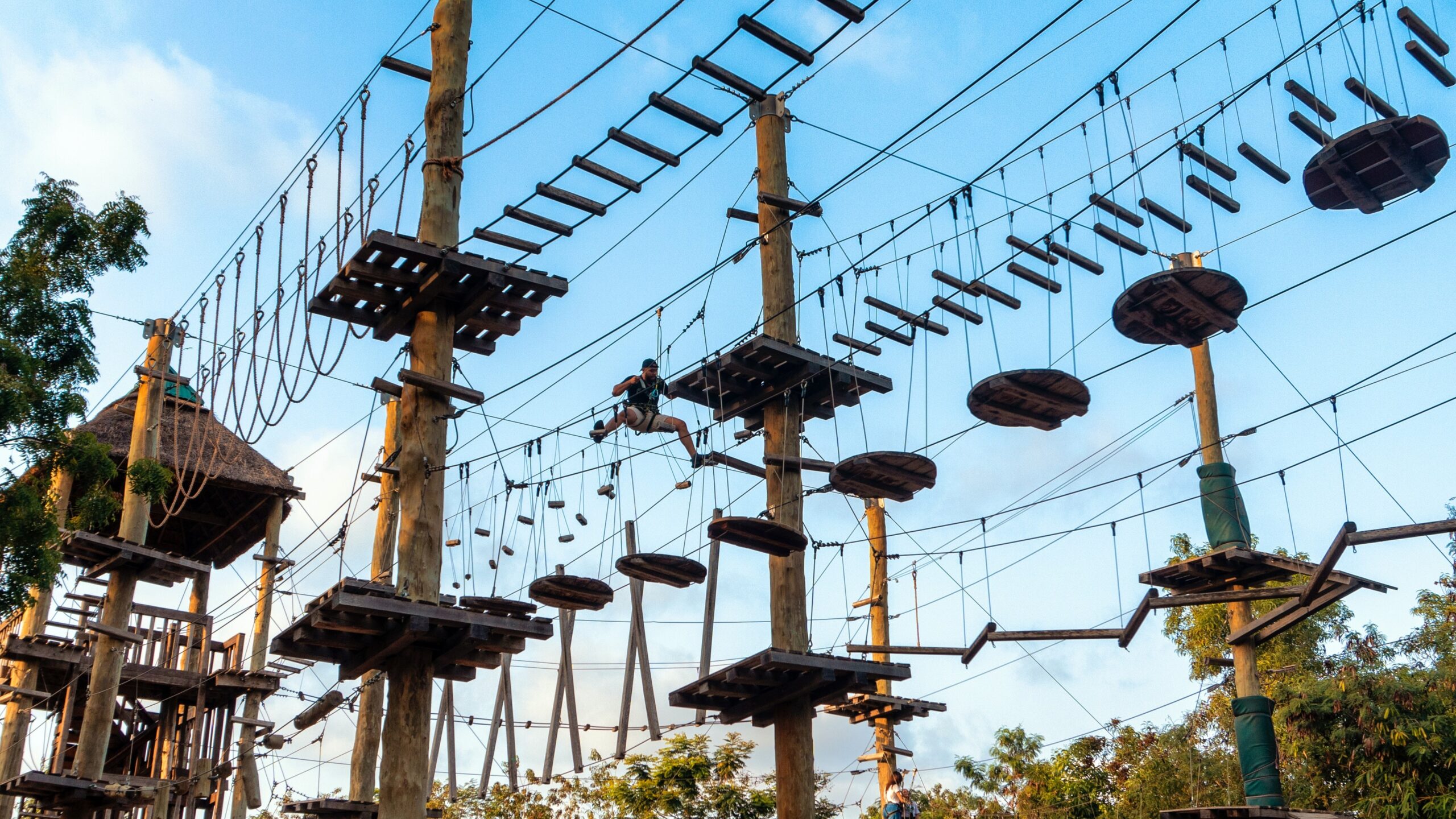 AFD672_2 – Dinamización de actividades recreativas en parques de aventuras en altura, Rescate y evacuación de usuarios de circuitos retos y plataformas en parques de aventura en altura, Asistencia a usuarios en accesos en parques de aventura en altura, Desplazamientos dirigidos de usuarios por circuitos en parques de aventura en altura con técnicas de progresión horizontal y vertical