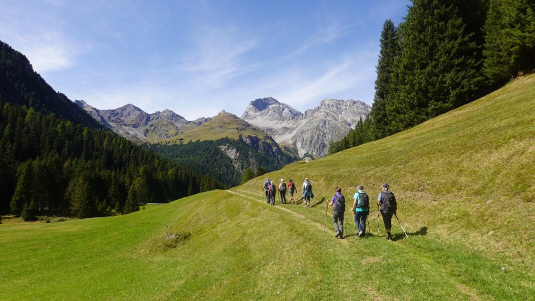 hiking-group-7453923_1280 Ecoturismo