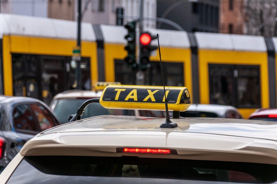 Realizar la conducción del taxi turismo