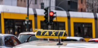 Realizar la conducción del taxi turismo