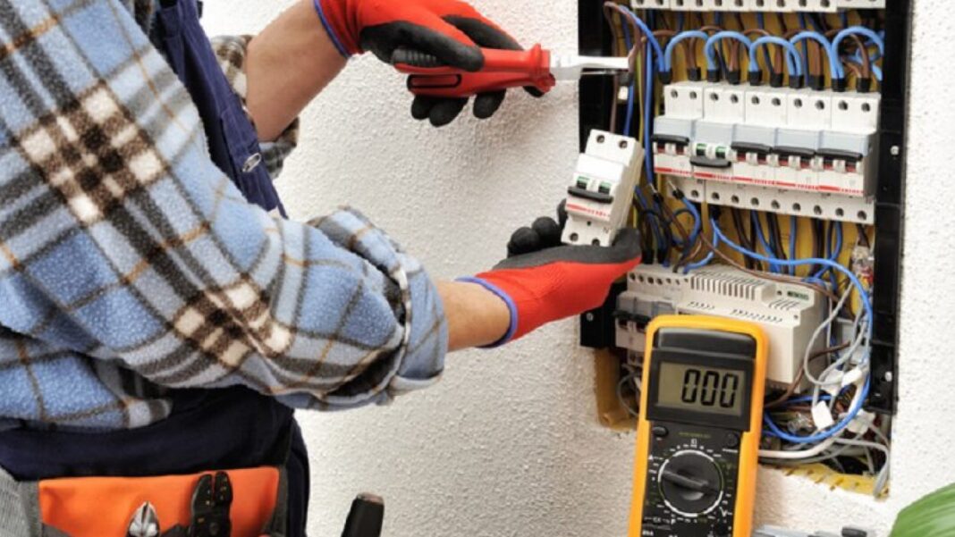 tecnico-en-instalaciones-electricas-y-automaticas-848x449-1-1400x788 (1) Inminente escasez de electricistas cualificados, CONSEJOS PARA MANTENER A LOS NIÑOS A SALVO DE APARATOS