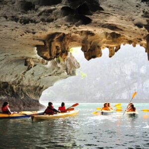 Imagen de gente haciendo una ruta en kayak. Guía en el medio natural acuático.