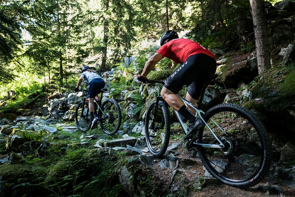 Imagen que muestra un guía de bicicleta siguiendo una ruta