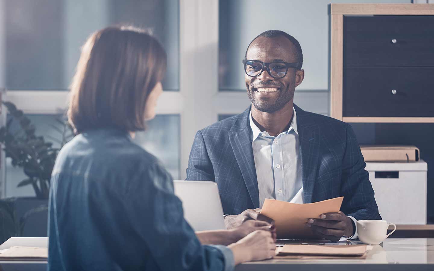 Engineering Job Interview Men Curso de 100+ MECHANICAL engineering INTERVIEW questions